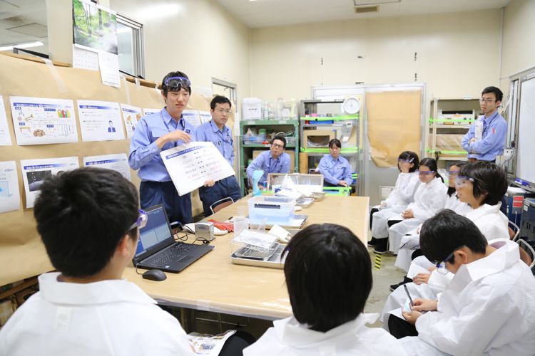 総合技術研究所での中学生との交流の風景