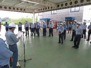 関西工場での高校生の工場見学の様子