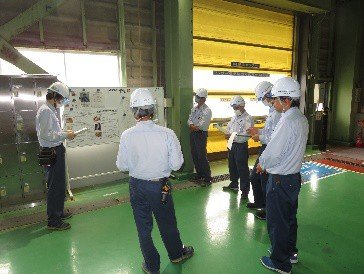 関西工場での高校生の工場見学の様子