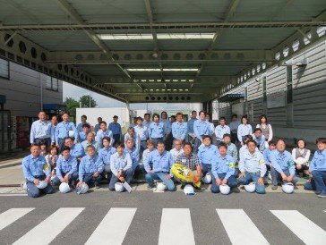 関西工場での高校生の工場見学の様子